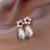 Brincos Geométricos Florais de Pérola Estilo Retrô Francês, Luxo Leve, Nicho, High-End, Exquisitos, Elegantes, Versáteis para Mulheres