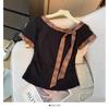 Camiseta Feminina de Manga Curta Estilo Doce Coreano com Blocos de Cor Contrastantes para o Verão 2026 Top Assimétrico com Fita Afinando o Visual Tendência