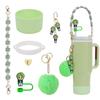 Conjunto de 7 peças de copos decorativos com tampa de palha, conjunto de copos com corrente de copos, pingente de chave de série de desenhos animados, pingente de bola de pelúcia