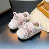 Zapatillas de entrenamiento cálidas de felpa con suela suave y diseño de dibujos animados de moda para niñas, zapatillas nuevas de otoño/invierno 2026 para niñas