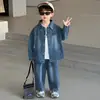 2379 Conjunto de Primavera y Otoño para Niños 2026 Nuevo Elegante Chaqueta de Mezclilla Estilo Coreano Conjunto de Tres Piezas de Otoño de Moda para Bebé