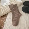 Meias de Lã Grossa Tricotadas Outono e Inverno Femininas Estilo Japonês Listras Verticais Simples Cor Sólida Macias Aderentes Meias Felpudas Meias Grossas Quentes Meio da Panturrilha