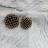 Botón Redondo Metálico Hueco Estilo Chanel con Puntos Brillantes y Acabado Aceitoso para Camisa y Blazer Botón Decorativo de Moda