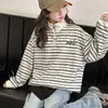 Conjunto de Sudadera a Rayas de Cuello Alto Medio para Niñas Primavera y Otoño 2026 Nuevo Estilo Coreano Conjunto de Dos Piezas con Jeans Anchos Sueltos