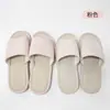 La fábrica puede personalizar zapatillas desechables de lino de alta gama para venta al por mayor, adecuadas para hoteles, casas de huéspedes y salones de belleza, con suelas antideslizantes y engrosadas, y disponibles en tallas para hombre.