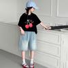 Traje de Verano para Niñas 2025 Nueva Moda Niñas Caracteres Chinos Niños Grandes Estilo Occidental Cereza Manga Corta Pantalones de Mezclilla Traje