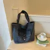 Bolsa tote de jeans simples e casual para mulheres, grande capacidade, adequada para a escola, versátil e perfeita para estudantes universitários como bolsa de ombro ou para o trajeto diário.