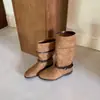 Botas de Tacón Grueso Estilo Retro Punta Cuadrada Media Caña para Mujer 2026 Otoño/Invierno Nueva Llegada Estilo Maillard Hebilla de Cinturón Botas de Montar Plisadas