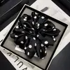 Elegante scrunchie estilo coreano con lunares blancos y negros, simple y versátil, accesorio para el cabello de tela casual y relajado