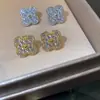 Pendientes Sencillos y Versátiles de Flor de Cuatro Hojas Incrustados con Diamantes, Pendientes Femeninos y Súper Brillantes con Nuevo Diseño para el Trabajo
