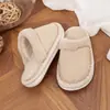 Pantuflas infantiles 2026 otoño e invierno nuevas de moda, pantuflas versátiles para padres e hijos, pantuflas de interior cálidas y acogedoras con cubierta peluda en la punta