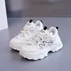 Sapatos femininos da moda estilo coreano, sapatos casuais de malha respirável para o verão, tênis esportivos, com sola grossa, versáteis antiderrapantes para o dia a dia, sapatos brancos