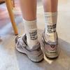 Calcetines blancos nuevos de otoño e invierno con tacón y letras, calcetines deportivos de tubo largo, calcetines negros de línea gruesa para hombre, calcetines de tubo medio de moda de algodón