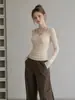Top de punto texturizado ajustado con cuello en U y botones, color avena, para mujer, capa base chic estilo coreano, principios de otoño 2026