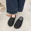 Adicionar pedal de pé sola grossa inverno lã 2026 pelúcia bolinhas algodão chinelos chinelos da moda mulheres da moda plus veludo salto escondido