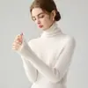 La nueva colección de otoño e invierno de Andy presenta suéteres de punto acanalado de color liso con diseño de cuello alto, ofreciendo un look sencillo y versátil.. Estas capas base de corte ajustado están disponibles para venta al por mayor