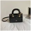 Venta al por mayor transfronteriza 2026 Nuevo bolso de mano de alta gama con bordado acolchado, Bolso de hombro y cruzado estilo Chanel Lady Dior para mujer