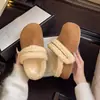 Chinelos femininos quentinhos com forro de fleece, estilo Birkenstock, para 2026, apresentando um design de inverno estiloso, sola plana, aderência antiderrapante, forro de pelúcia confortável e sola grossa para uso externo.