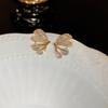 Pendientes de plata con forma de mariposa y flor de perla retro francesa, pequeños y exquisitos, de alta gama, con diseño de hada súper dulce para mujer.