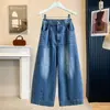 Foto real de pantalones vaqueros cropped holgados estilo americano para mujer, verano 2026, azul claro, corte recto petite, shorts de ocho puntos adelgazantes