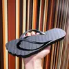 Chanclas 2026 nuevas sandalias de dedo coloridas para verano uso en casa, pantuflas frescas para pareja
