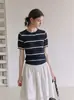 Top curto de malha listrada estilo francês, feito de seda gelada, para mulheres, camiseta de manga curta de verão para mulheres baixinhas