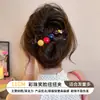 Um grampo de cabelo estiloso e versátil para mulheres, apresentando um design de bico de pato que não pressiona a parte de trás da cabeça, perfeito para criar penteados elegantes no outono e inverno.