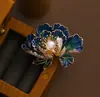 Broche de Flor de Peônia com Pérola de Água Doce Natural para Mulheres Estilo Chinês Atmosfera de Alto Padrão Versátil Pino de Terno Design de Nicho