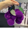 Colgante de bolso de pelo sintético de conejo morado Colgante de peluche de uva Accesorio para llavero de coche Colgante con elemento de uva