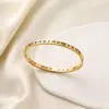 Pulseira de Aço Inoxidável Anel Aberto em Forma de C 18K Não Desbota Feminina Luxo Leve High-End Pulseira de Aço Titânio Banda Lisa Direto do Fabricante