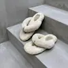 Novedad Otoño 2026 Estilo Coreano de Moda Chanclas de Piel Sintética Holgadas para Uso en Exteriores, Chanclas Planas de Estilo Callejero para Mujer
