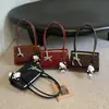Tendencia de moda 2026: bolsos de mujer retro, minimalistas y elegantes. Nueva colección de otoño: bolsas cuadradas pequeñas, bolsos de hombro casuales y sencillos
