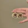 Brincos únicos e bonitos para mulheres, nova coleção 2026, estilo popular, com uma cor dourada luxuosa e um design vintage apresentando pedras de olho de tigre em formato circular