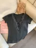 2025 Nuevo Estilo de Verano Ajustado Delgado Cuello en V Empalme de Encaje Camiseta Corta Chic de Manga Corta para Mujer Diseño de Nicho Top Corto