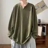 Camiseta con cuello en V texturizada para hombre, de manga larga, nuevo estilo otoño 2026, corte holgado estilo americano, top casual tipo jersey para adolescentes