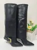 Botas Largas de Mujer de Nuevo Estilo Europeo y Americano 2026, Delgadas, de Tacón Alto, Punta Fina, Hebilla Metálica, Pierna Ancha, Circunferencia de Pantorrilla Grande, Talla Grande, para Exportación