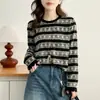 Bestseller de outono para mulheres plus size de 100kg: Camisa base chic e emagrecedora estilo coreano com listras de renda, gola redonda e mangas compridas