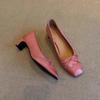 Salto Alto Esculpido Artístico Vintage Novo Estilo para Mulheres Primavera/Verão 2026 Novo Bico Quadrado Sapatos de Salto Único Versáteis com Salto Grosso e Design Elegante