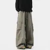Calça de trabalho masculina cinza claro de perna larga, design multibolsos, estilo paraquedas, cós elástico, corte solto, caimento fluido, casual, comprimento até o chão