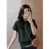 Top de punto verde de manga corta con cuello polo, estilo coreano de lujo ligero, holgado, adelgazante, versátil, para commuting, modelo nuevo primavera 2026