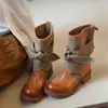Botas western femininas com design de laço retrô, coleção outono/inverno 2026, salto grosso, efeito emagrecedor, botas Martin, cano curto, botas de montaria