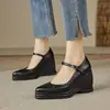 Zapatos de Cuña de Piel de Oveja Negra con Punta y Suela Gruesa ~ Nuevos Zapatos de Tacón Alto de Boca Baja con Hebilla para Mujer - Primavera