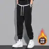 Moda masculina otoño e invierno pantalones jogger de pana de color liso versátiles para hombres y adolescentes con un diseño holgado y forro polar