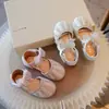 Zapatos de princesa para niñas, nueva colección de verano 2026, adornados con pedrería, suela suave, antideslizantes, con detalles de lazo, estilo moderno de media sandalia para niños pequeños y medianos, diseño de cristal