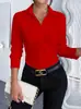 Camisa de mujer talla grande, color liso, corte ajustado, que ciñe la cintura, con frente plisado, mangas largas, cuello de botón y estilo profesional