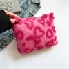 Bolsa Cosmética de Grande Capacidade com Design de Nicho para Mulheres 2025 Nova Bolsa Clutch Moderna Pequena Bolsa Doce de Coração Único
