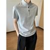 Camisa Polo Retro Americana de Manga Curta com Gola Henry para Homens, Camiseta de Manga Curta de Verão com Ombro Normal, Gola Alta, Top Desconstruído com Patchwork de Meia Manga