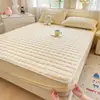Funda de colchón acolchada de terciopelo de leche de color sólido Clase A, de lujo ligero y cálida, para uso en el hogar, protector de colchón antideslizante, juego de tres piezas para cama individual y doble