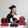 Nuevo producto de Amazon Decoración de mesa para ceremonia de festival escolar de graduación adornos de panal con temática roja temporada de graduación