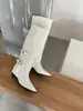 Botas longas estilo europeu e americano com fivela de metal, pernas largas emagrecedoras, bico fino, salto grosso, nas cores branco, preto e café, para mulheres adultas, versão coreana